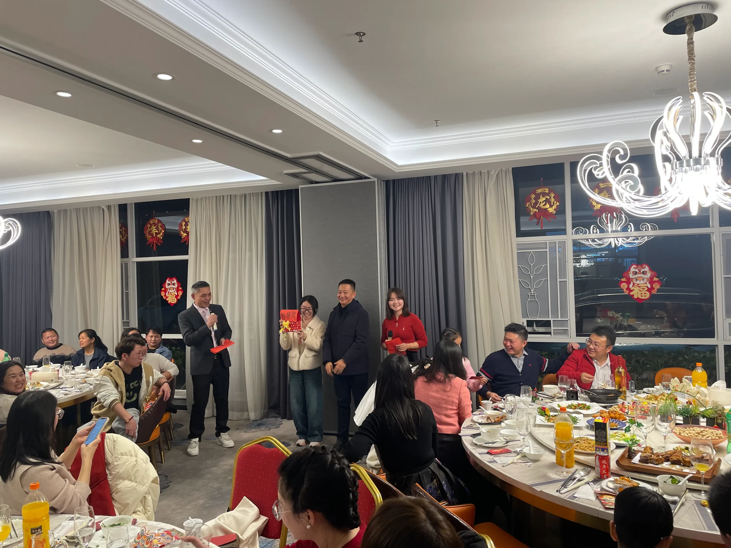 海芯电池公司年会，团队成员与嘉宾合影