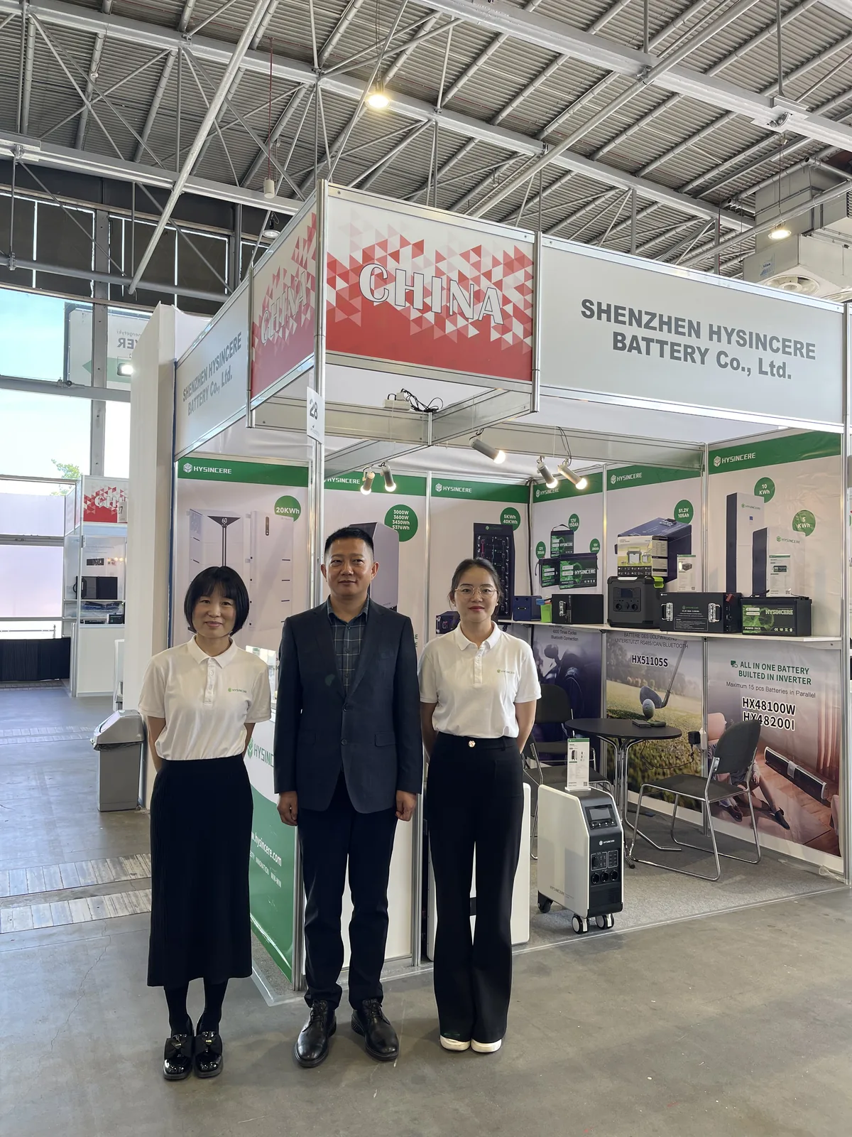 海芯电池团队成员与客户在2023年波兰展会展位合影