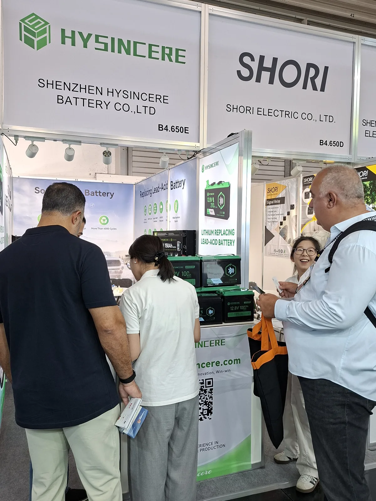 海芯电池工作人员在2026年德国Intersolar Europe电池展位与访客交流