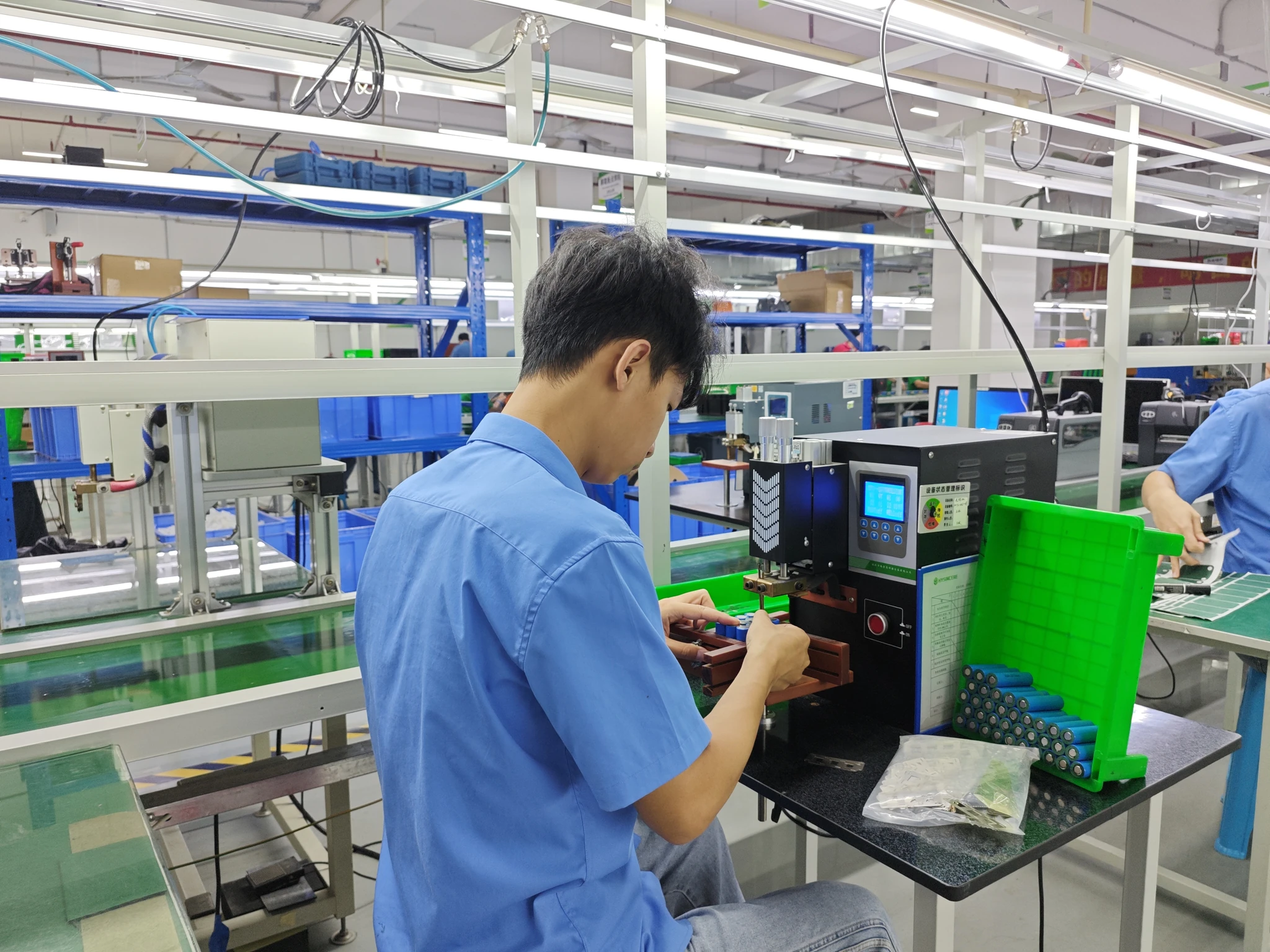 海芯工厂操作人员在焊接工位加工圆柱电芯组件