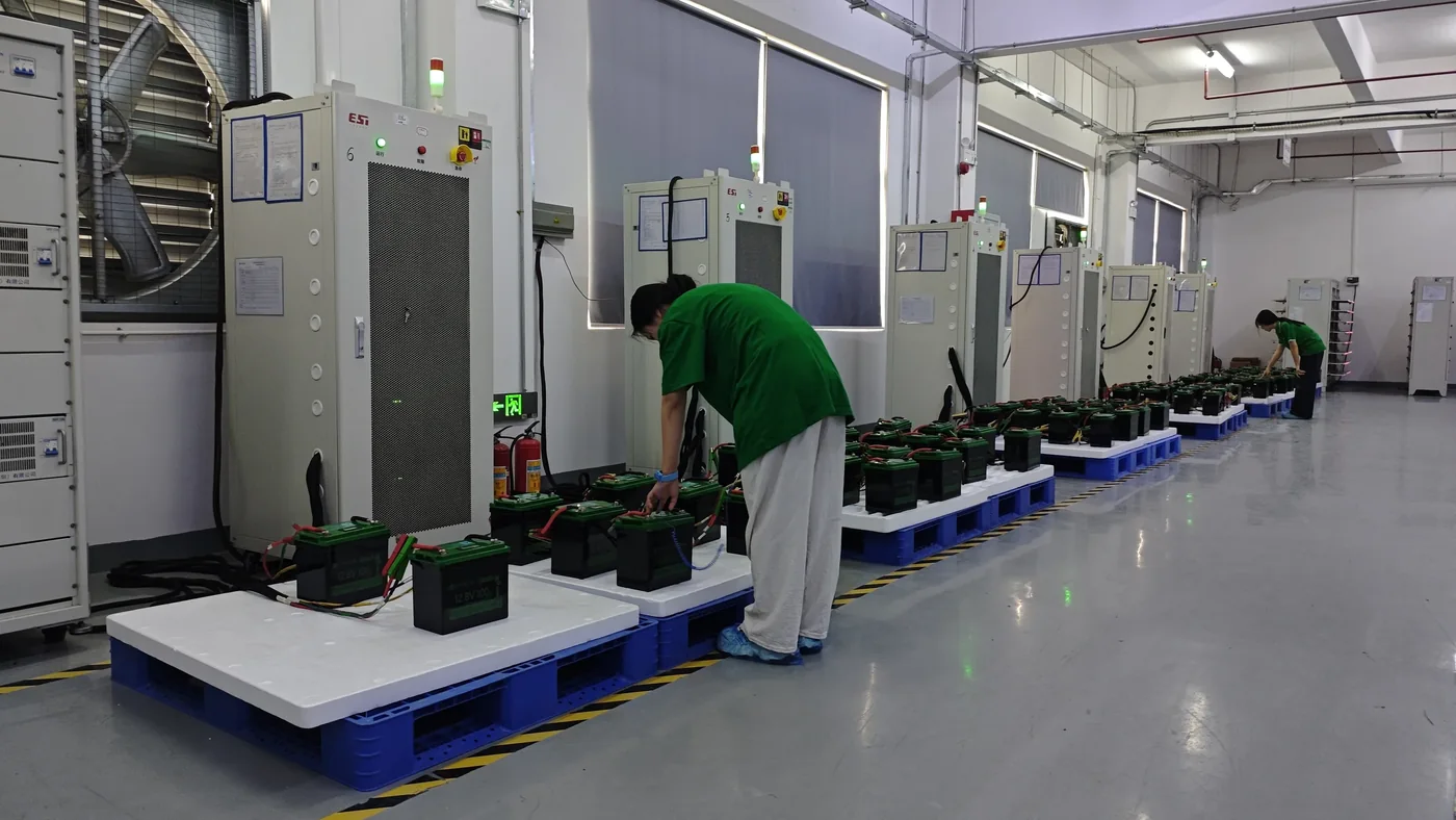 海芯电池组在工厂测试线上连接测试设备