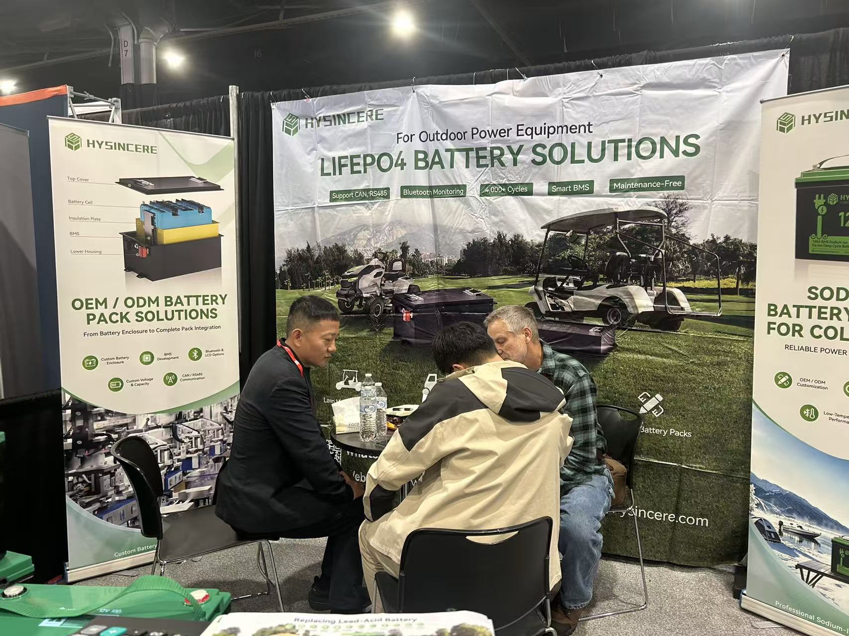 Hysincere team sitting with a visitor at the Equip Expo 2026 booth